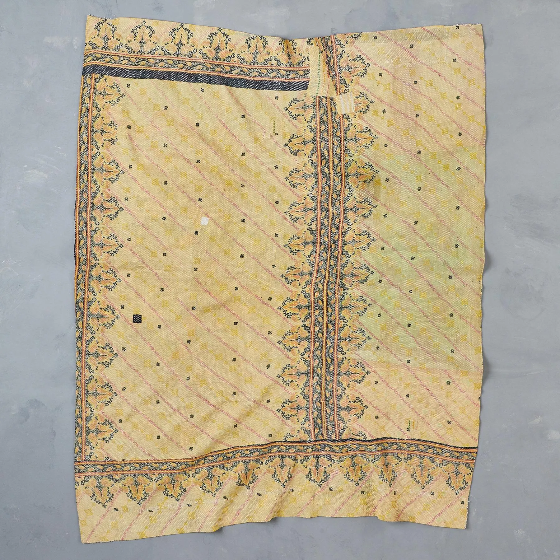 Naura Sari Throw